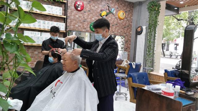ร้านตัดผมปักกิ่ง “ตัดผมคนชรา 1 หยวน” เป็นเวลา 22 ปี_fororder_9a504fc2d5628535d9a4b41202b510c1a7ef631a