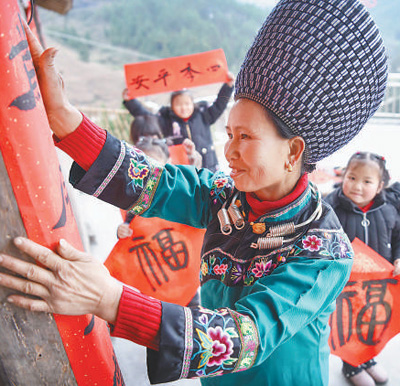 人民日报：时节如流 千峰竞秀 奋斗新时代韶华不负 四海争春 礼赞