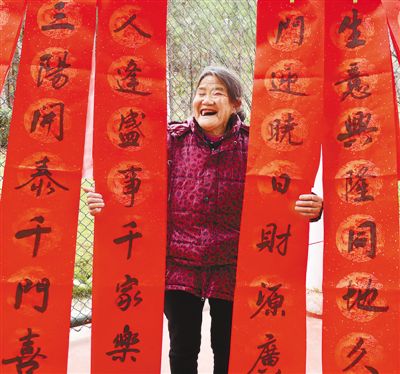 人民日报：时节如流 千峰竞秀 奋斗新时代韶华不负 四海争春 礼赞