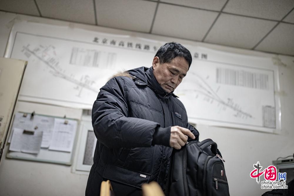 【中国网】【新春走基层】守好自己的最后一班岗 高铁线路“扫雷