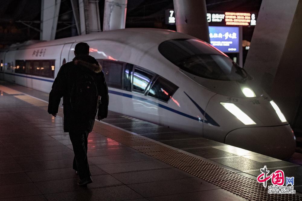 【中国网】【新春走基层】守好自己的最后一班岗 高铁线路“扫雷