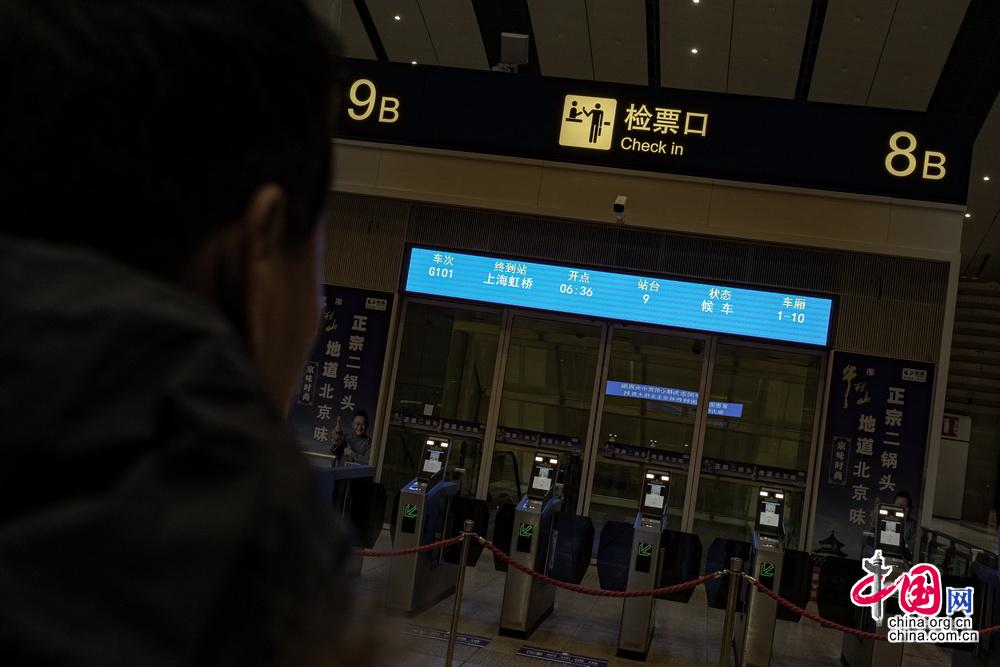 【中国网】【新春走基层】守好自己的最后一班岗 高铁线路“扫雷