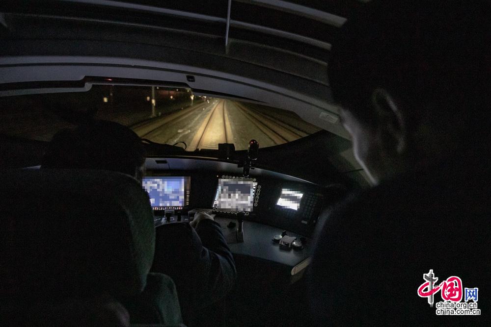 【中国网】【新春走基层】守好自己的最后一班岗 高铁线路“扫雷