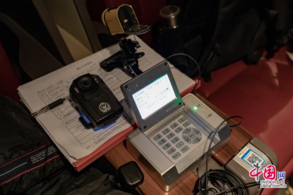 【中国网】【新春走基层】守好自己的最后一班岗 高铁线路“扫雷