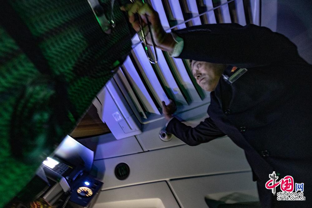 【中国网】【新春走基层】守好自己的最后一班岗 高铁线路“扫雷