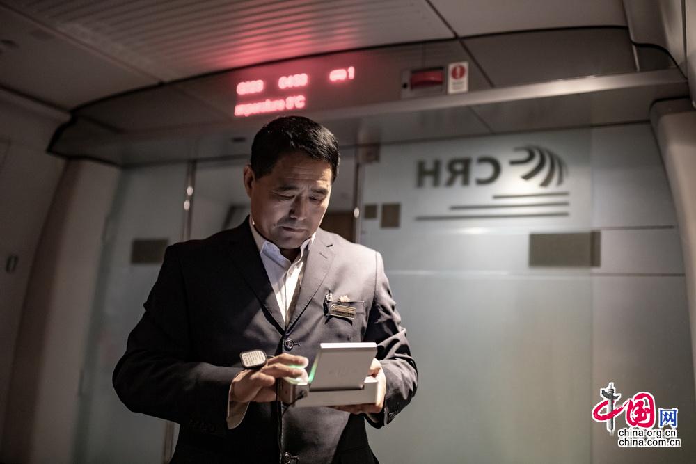 【中国网】【新春走基层】守好自己的最后一班岗 高铁线路“扫雷