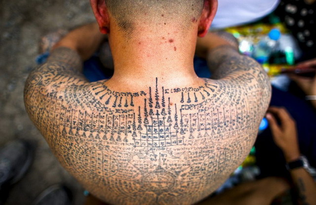 泰国佛教徒庆祝纹身节蛇毒当墨水竹签刺肉身