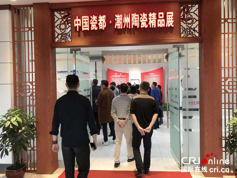 图片默认标题_fororder_融媒采风调研团参观潮州陶瓷精品展。摄影：温智雄