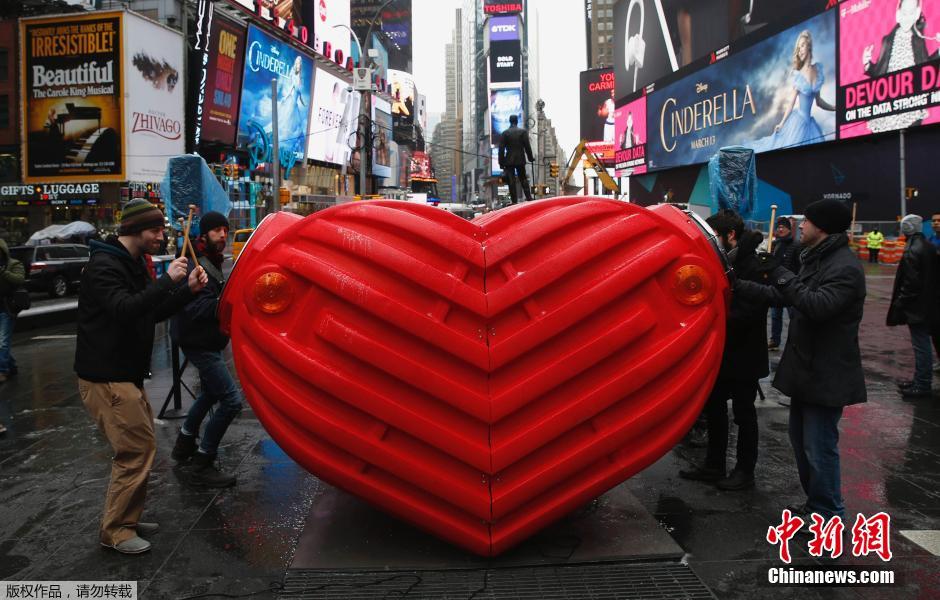 　当地时间2015年2月9日，美国纽约，纽约时代广场展示的情人节雕塑“情人鼓”(HeartBeat)。