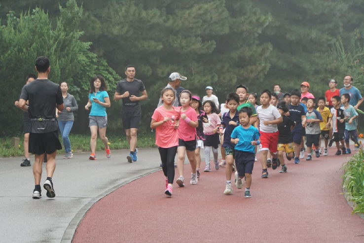 “小天使跑团”活跃在北京奥森公园