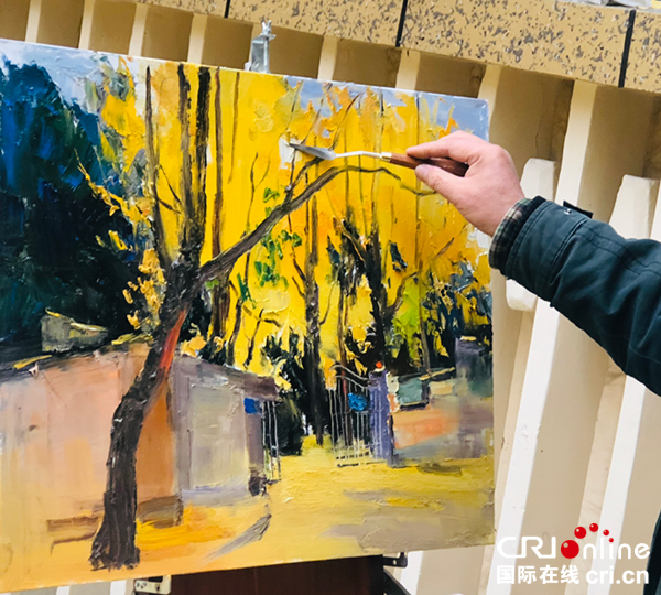 图片默认标题_fororder_2画家用画笔勾勒武侯区锦绣街的银杏美景（摄影-刘世光）