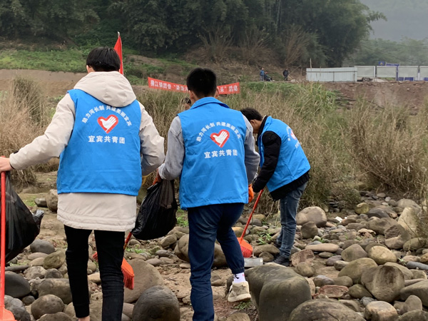图片默认标题_fororder_志愿者们在关河河岸捡拾垃圾