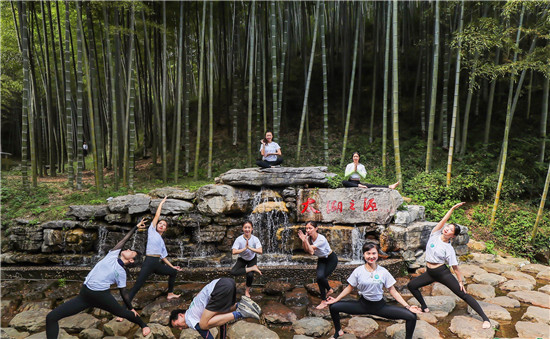 （B 文旅列表 三吴大地无锡 移动版）第五届国际瑜伽节暨全域旅游深氧竹海健康行开幕式举行