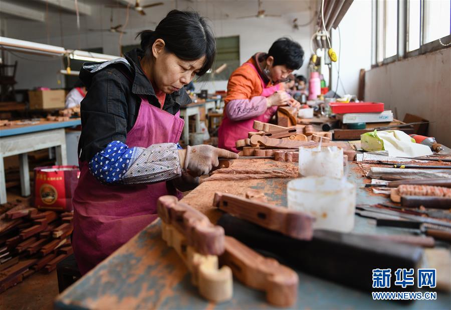 江苏光福镇：红木雕刻成产业