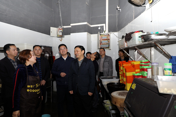 图片默认标题_fororder_3在商家厨房内检查