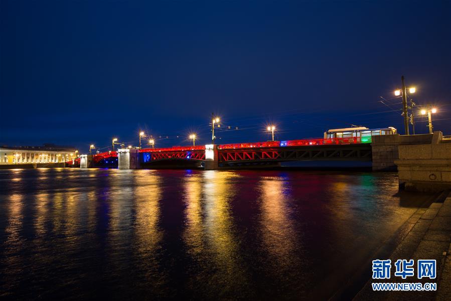 圣彼得堡宫廷桥点亮“中国红”