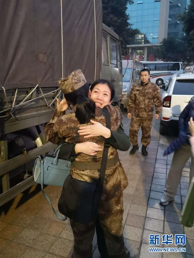解放军支援湖北医疗队抵达武汉