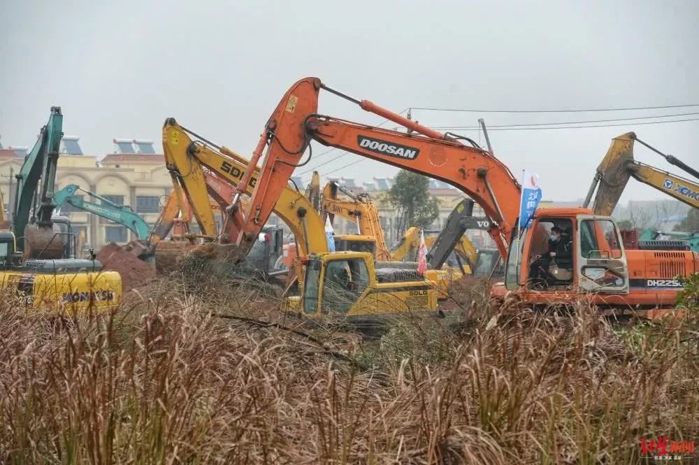 湖北日报：连夜进场！武汉“小汤山”火速开建