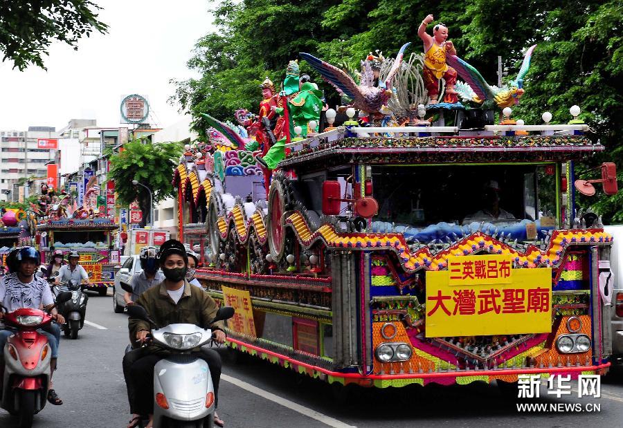 台湾高雄市街头的“关圣帝君”彩车大巡游活动（2011年6月25日摄）。