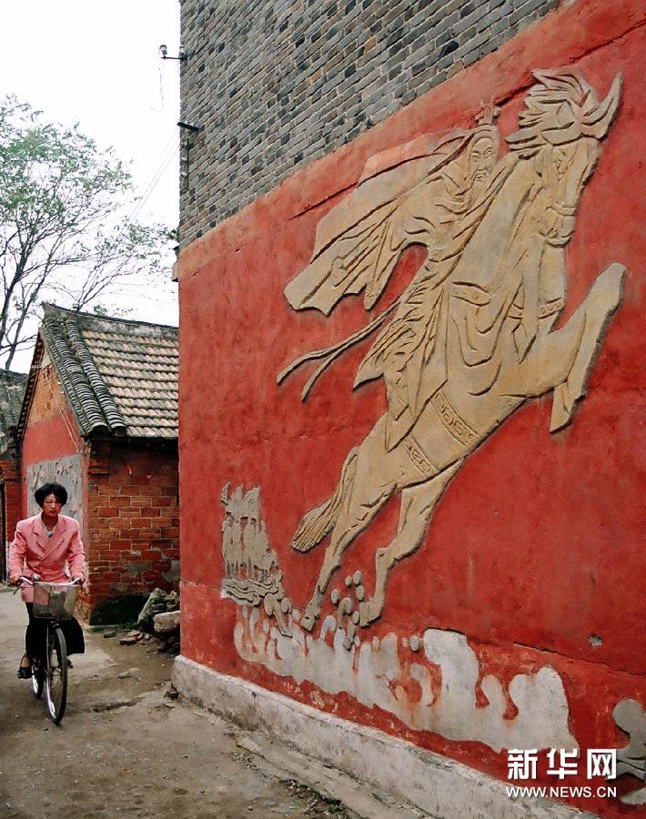 河南省新野县一条小巷内以“关公故事”为题材的画像墙（2005年5月14日摄）。