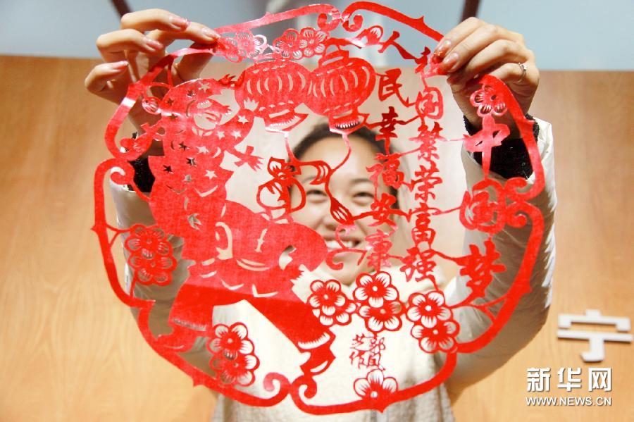 10月29日，河北丰宁满族自治县满族剪纸艺人展示剪纸作品。