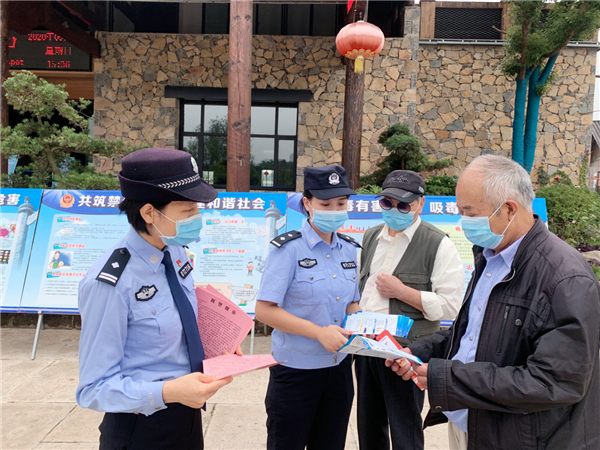 【B】钟祥公安：防范宣传进景区 护航健康好生活