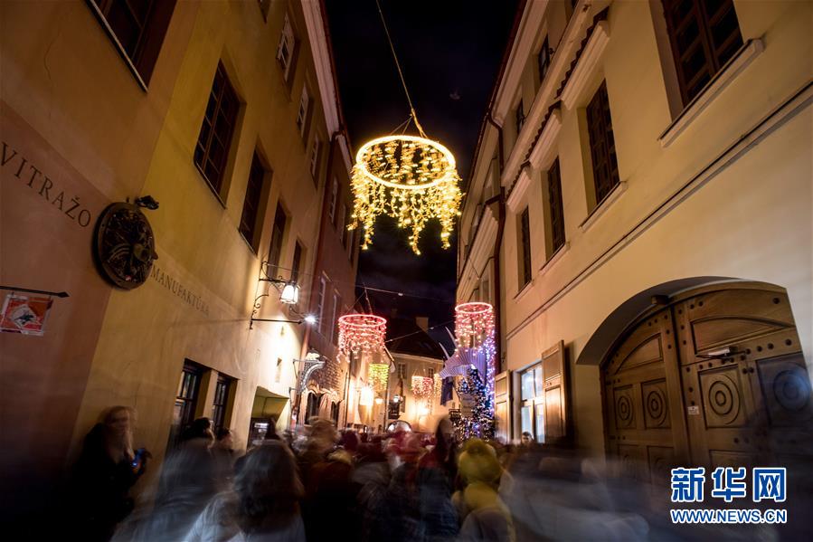 新华网■立陶宛首都举办灯光节