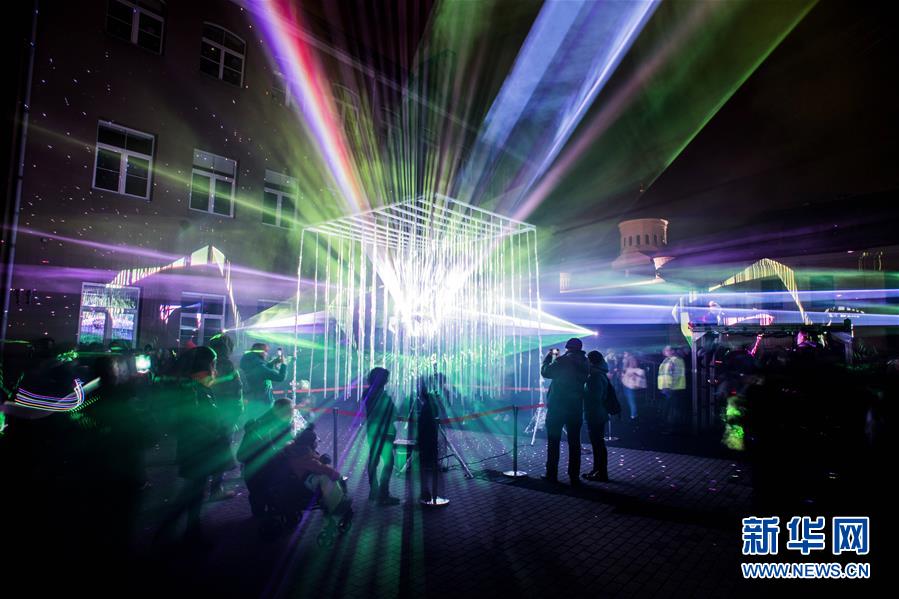 新华网■立陶宛首都举办灯光节