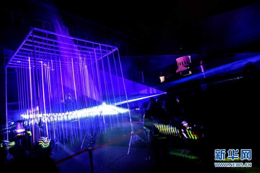 新华网■立陶宛首都举办灯光节