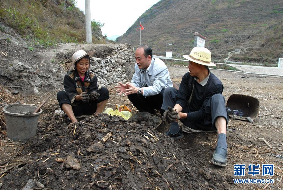 贵州黔西南布依族苗族自治州晴隆县县委书记姜仕坤(中)生前在马场乡