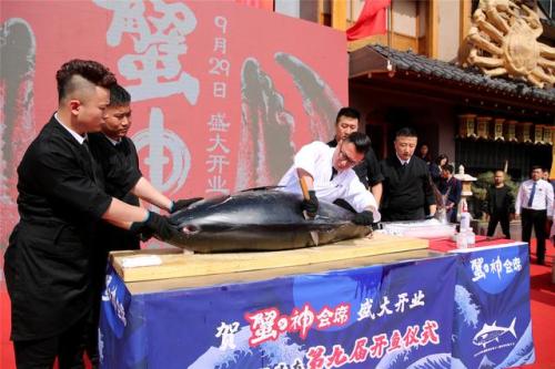 沈城市民以美诗加美食迎“双节”