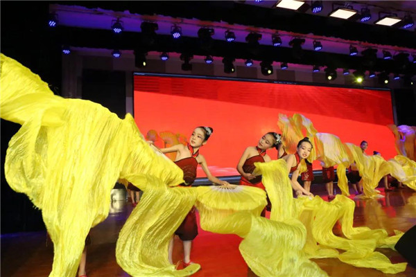 西安市长安区1500名学生载歌载舞喜迎国庆
