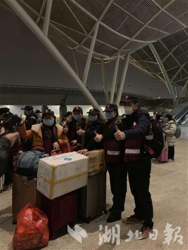 湖北日报■援汉人员物资密集抵汉 武汉铁路“一路绿灯”迅速转运
