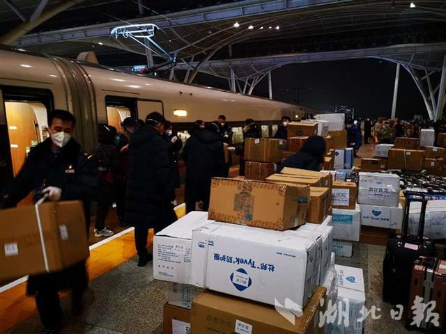 湖北日报■援汉人员物资密集抵汉 武汉铁路“一路绿灯”迅速转运