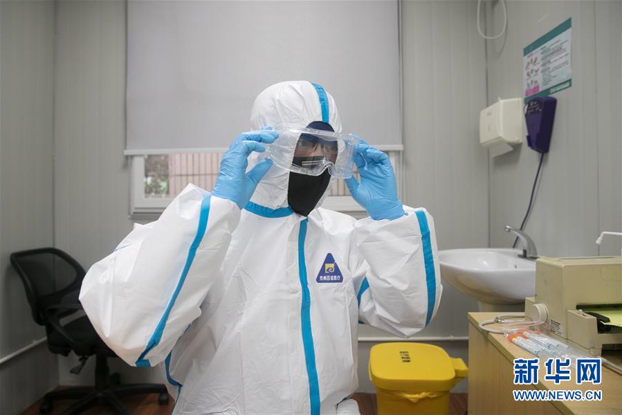 「新华网」上海：走近发热门诊的医护人员