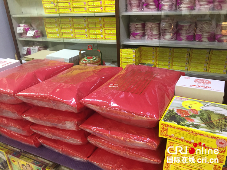 中秋节前夕探访曼谷唐人街老字号饼店_fororder_华人家庭办婚礼都要订购这种红纸包装的喜饼_副本