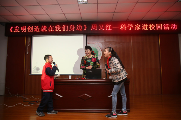 图片默认标题_fororder_学生们与科学家互动-叶昌荣-摄