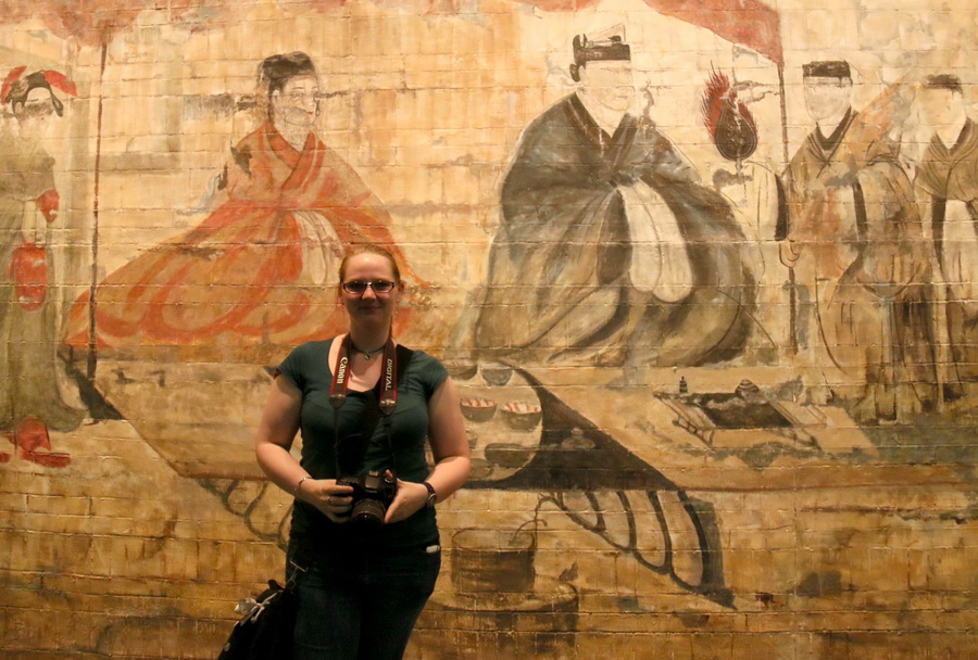 德國記者秦惜染在洛陽博物館的壁畫前留影。（攝影 劉澄圓）