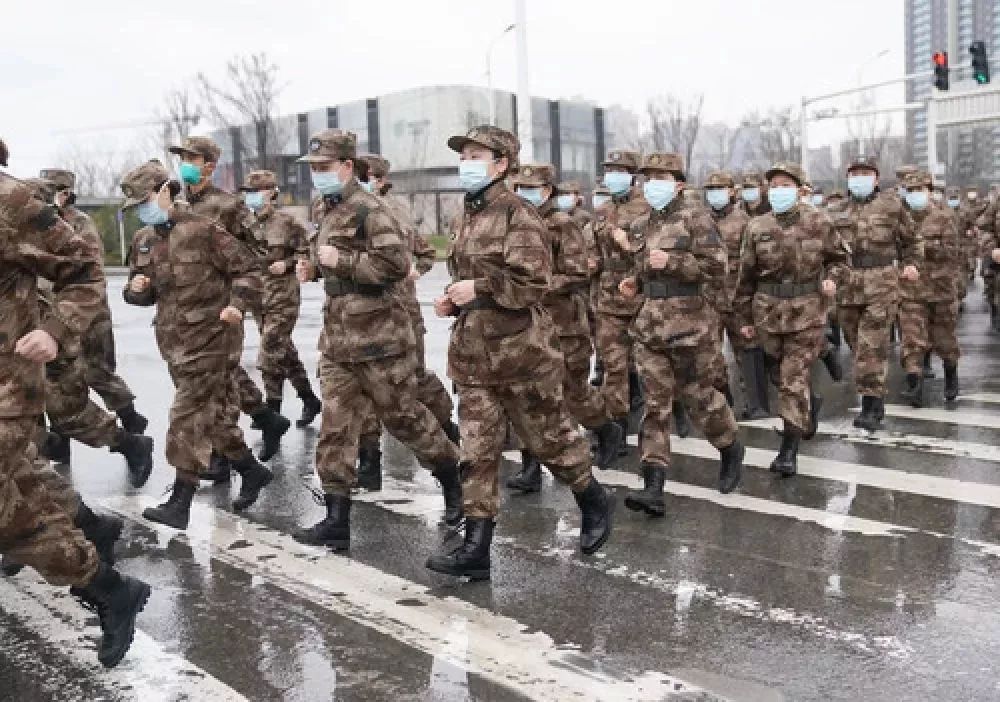 国防部网@武汉，子弟兵在奋战！