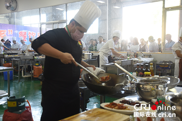 图片默认标题_fororder_国外选手参赛烹饪大赛（摄影-徐琴）