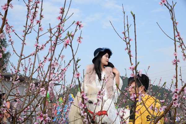 图片默认标题_fororder_图为游客骑马赏花。顾朝辉摄