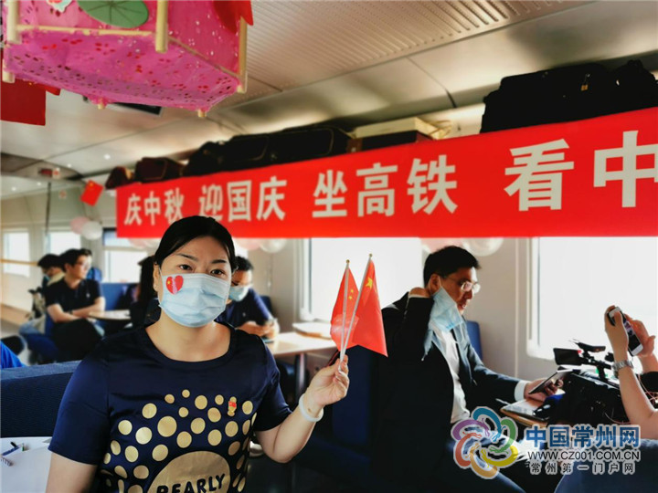 坐着高铁看中国:“全国最美抗疫家庭”与武汉“亲人”见面圆梦