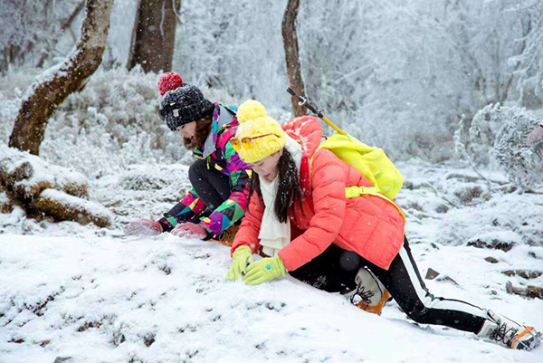图片默认标题_fororder_游客在景区中玩雪（摄影：林修华）