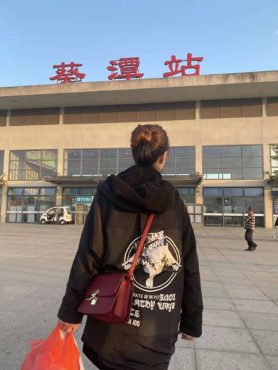 湖北日报@请记住这个手提塑料袋的最美背影！我是护师义不容辞