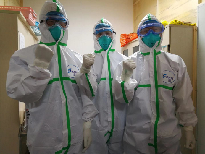 湖北日报@请记住这个手提塑料袋的最美背影！我是护师义不容辞