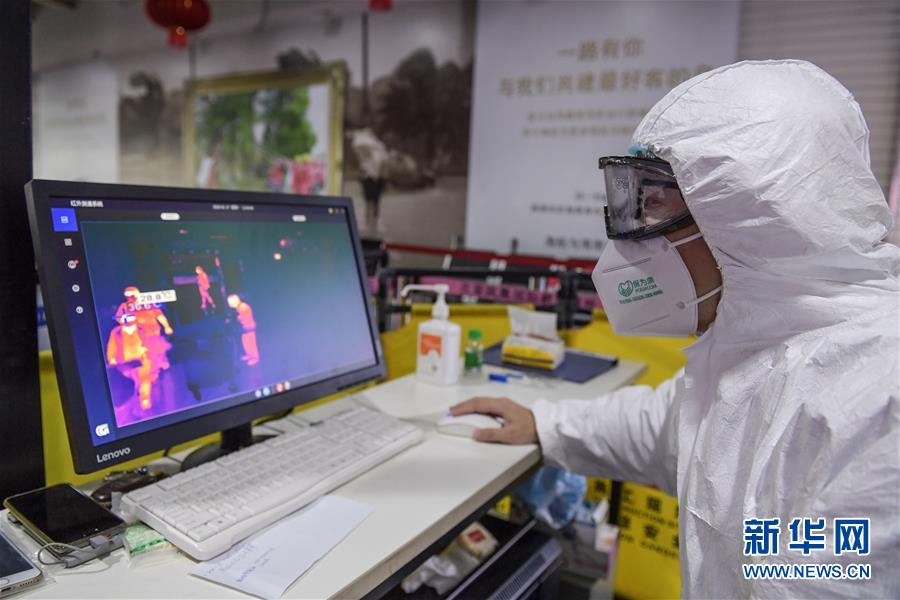 「新华网」三亚机场全面检测进出港旅客体温