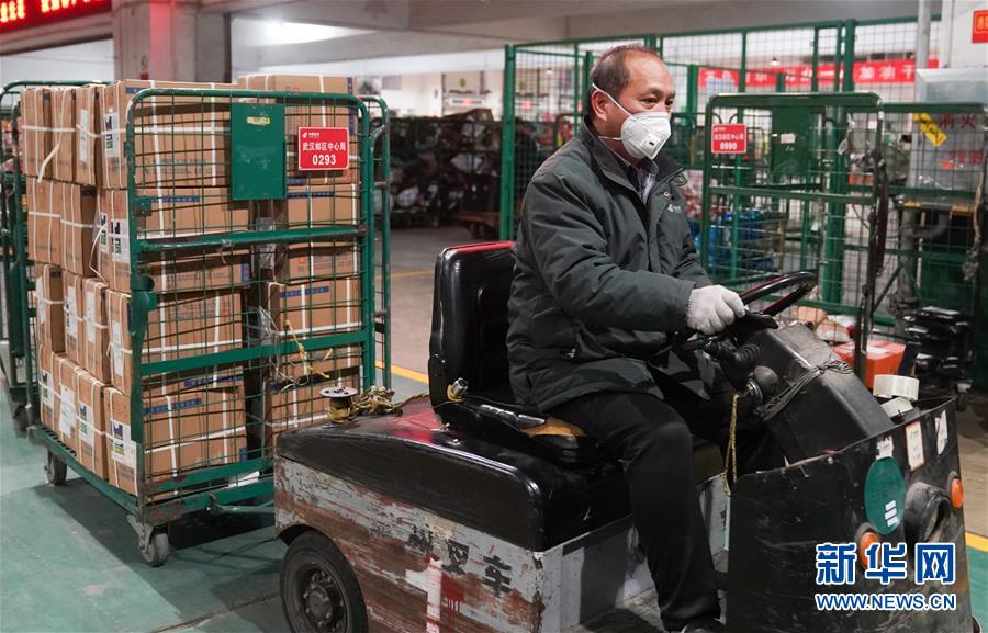 新华网：“绿色通道”24小时抢运援助物资