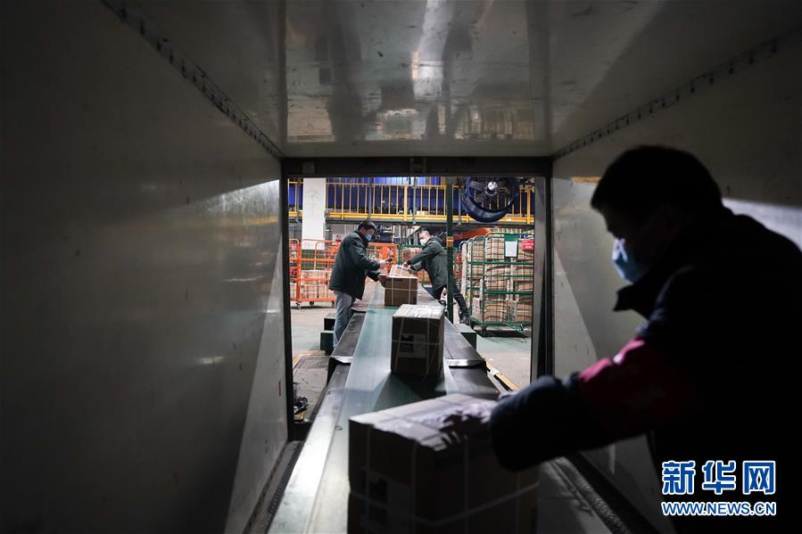 新华网：“绿色通道”24小时抢运援助物资