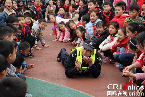 【CRI专稿 列表】重庆警方邀市民进派出所“当班”体验基层民警工作