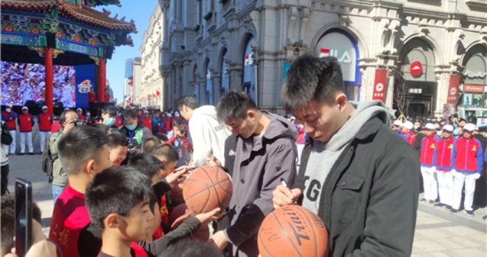 辽篮队员与篮球少年在中街现场对决PK球技